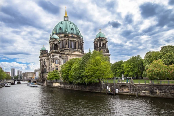 Rivier de Spree en de kathedraal van Berlijn in Berlijn, Duitsland — Stockfoto