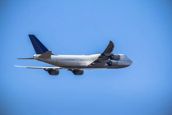 Avion de passagers décollant — Photo