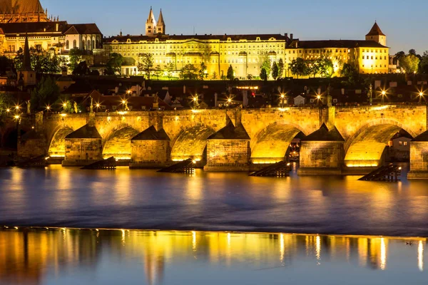 Pražský hrad a Karlův most za soumraku — Stock fotografie