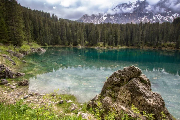 Karersee, lago en los Dolomitas en Tirol del Sur, Italia — Foto de Stock