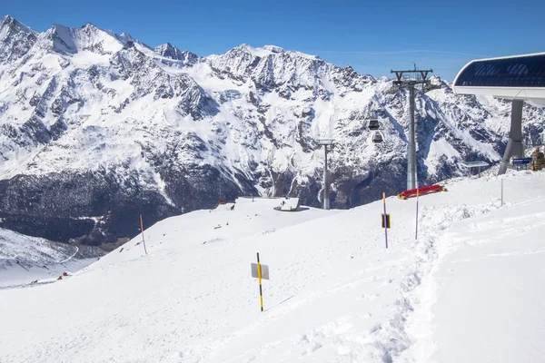 Dağın tepesinde Kayak istasyonu — Stok fotoğraf