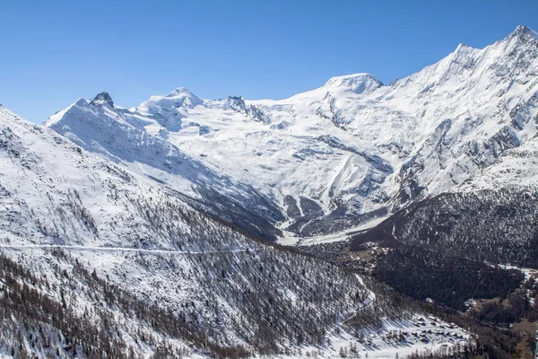Bir Saas-Fee İsviçre dağlarında kayak pistlerine — Stok fotoğraf