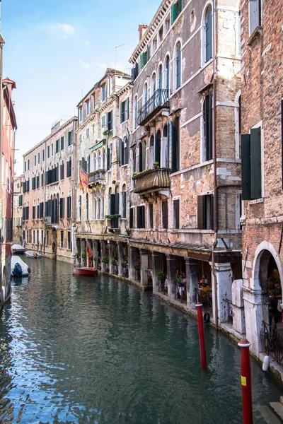 Canal veneciano pequeño, Venecia, Italia — Foto de Stock