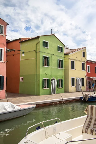Barevné domy v Burano, Benátky — Stock fotografie