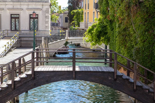 Malé benátského canal, Benátky, Itálie — Stock fotografie