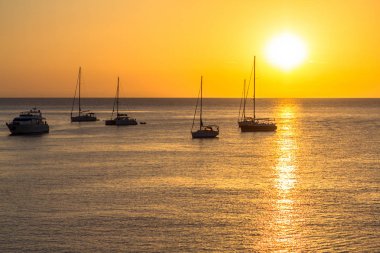 gün batımında Yelkenliler