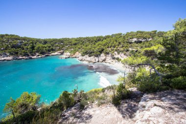 Panorama görünümünü Cala Mitjana, Menorca, İspanya