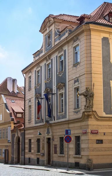 Edifícios históricos na cidade velha em Praga, República Checa — Fotografia de Stock