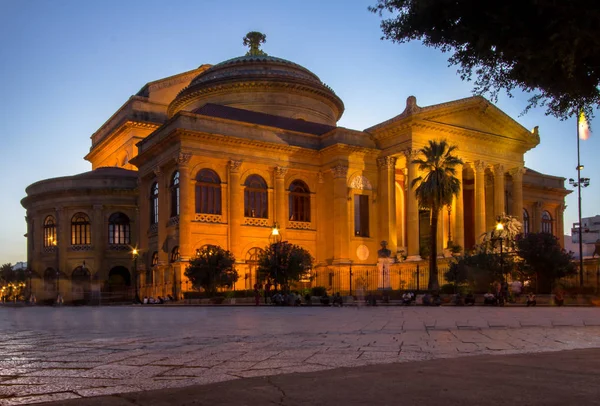 Teatr Massimo Palermo o zmierzchu — Zdjęcie stockowe