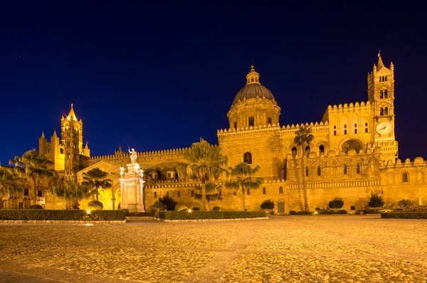 Katedralen i Palermo på natten, Italien — Stockfoto