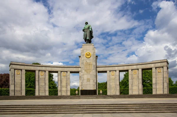Monumento a la guerra soviética en Tiergarten en el centro de Berlín, Alemania — Foto de Stock