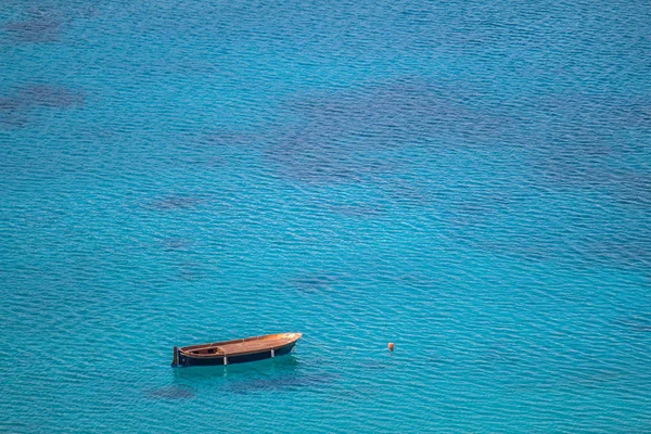 Barca solitaria in mare — Foto Stock