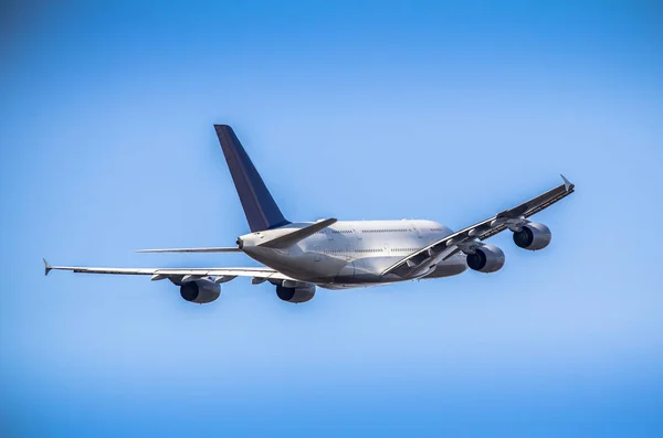 Passanger airplane taking off — Stock Photo, Image