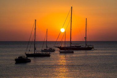 Günbatımında yatlar