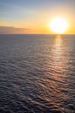 Denizin üzerinde gün batımı