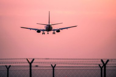 Gün batımında uçak inecek.