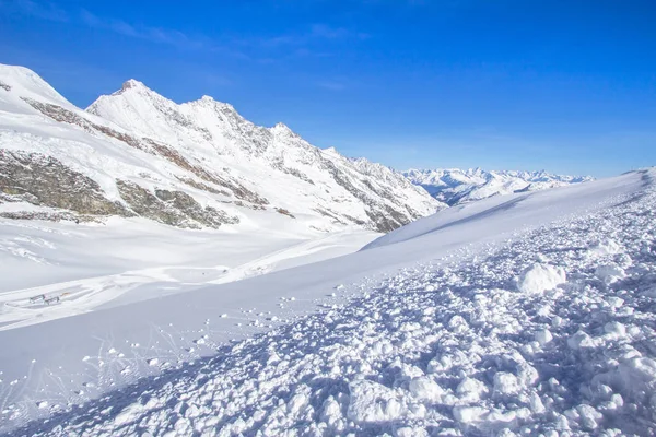 Trasy narciarskie w szwajcarskich górach w Saas-Fee — Zdjęcie stockowe