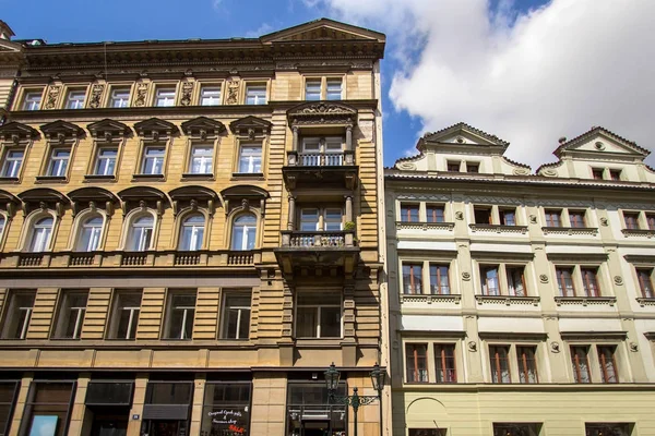 Historische gebouwen in de oude stad in Praag, Tsjechië — Stockfoto