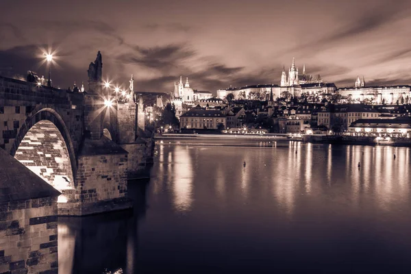 Gece, Çek Cumhuriyeti, Prag Kalesi ve St. Vitus Katedrali