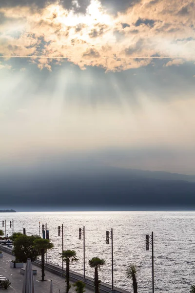 Coucher de soleil sur le lac de Garde, Italie — Photo