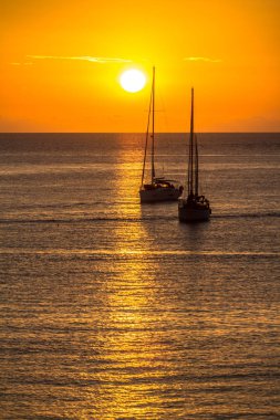 gün batımında Yelkenliler