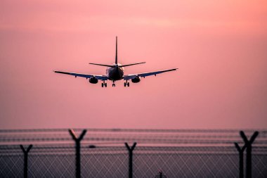 Gün batımında uçak inecek.