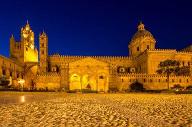 Palermo Katedrali, gece, İtalya