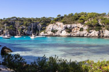 Tekneler ve yatlar Macarella plajda, Menorca, İspanya