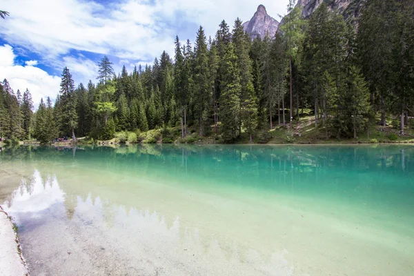Lago Braies en Dolomitas, Italia — Foto de Stock