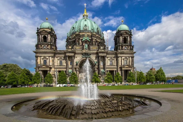 Kathedraal in Berlijn en fontein, Duitsland — Stockfoto