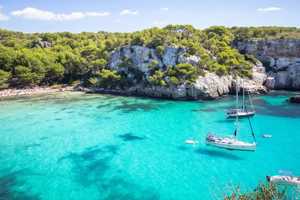 Hajók és jachtok az Macarella strandtól, Menorca, Spanyolország — Stock Fotó