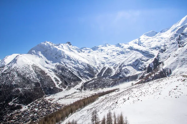 Saas Fee, İsviçre dağ aralığında — Stok fotoğraf