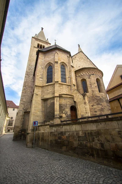 Prag 'daki eski kilise. — Stok fotoğraf
