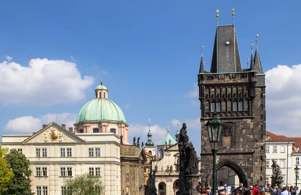 Svatý František z Assisi church a Karlův most v Praze — Stock fotografie