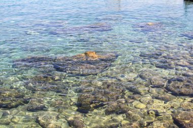 Sanki diğer tarafı görülebilen deniz suyu