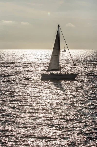 Velero navegando por la noche —  Fotos de Stock