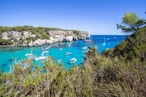 Tekneler ve yatlar Macarella plajda, Menorca, İspanya
