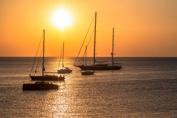 Günbatımında yatlar