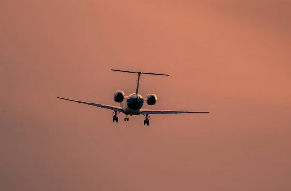 Atterraggio aereo al tramonto — Foto Stock