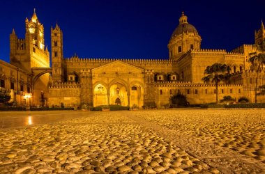 Palermo Katedrali, gece, İtalya