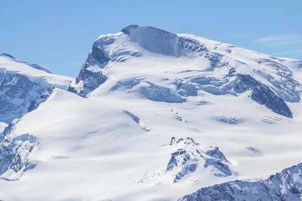 Saas Fee, İsviçre dağ aralığında — Stok fotoğraf