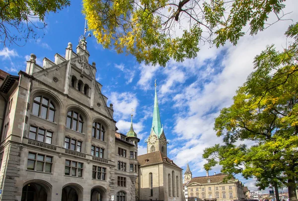 Catedral de Fraumuenster y Stadthaus, Zurich, Suiza — Foto de Stock