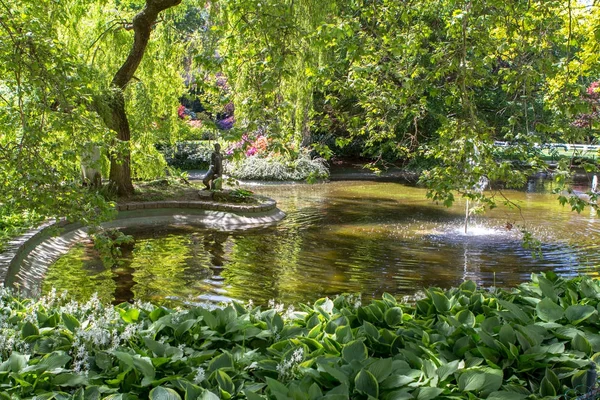 カルロヴィ ・ ヴァリ、チェコ共和国の小さな池 — ストック写真