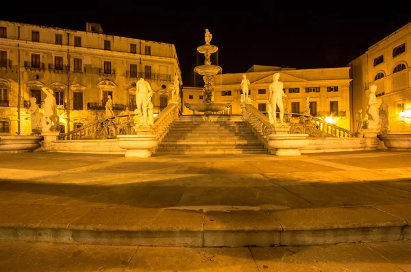 Fontanny wstydu na Piazza Pretoria w nocy, Palermo, Włochy — Zdjęcie stockowe