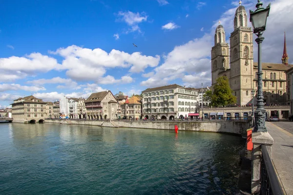 Limmat 和 Grossmuenster, 苏黎世 — 图库照片