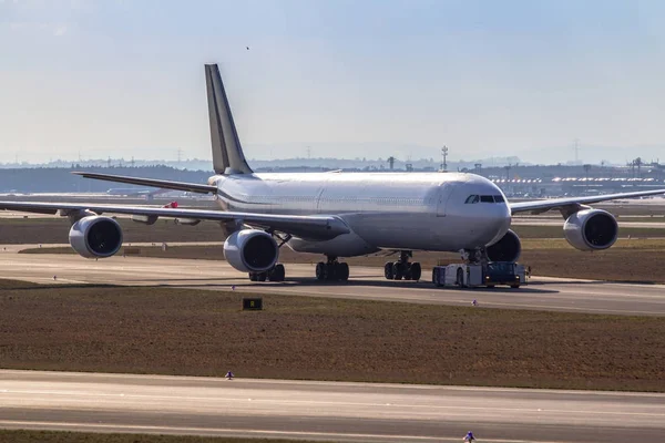 待っている飛行機を離陸します。 — ストック写真