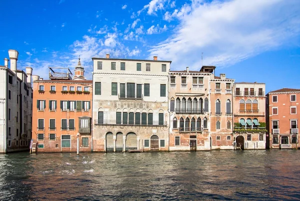 Palacios a lo largo del Gran Canal, Venecia, Italia — Foto de Stock