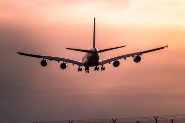 Gün batımında uçak inecek.