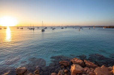 Cala Saona sahilde günbatımı, Formentera, İspanya