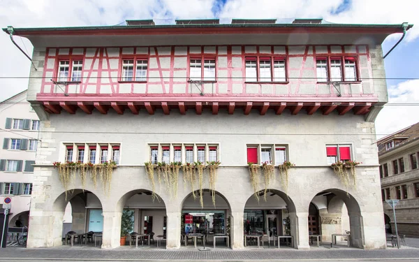 Architektura w Zurychu na rzeki Limmat — Zdjęcie stockowe